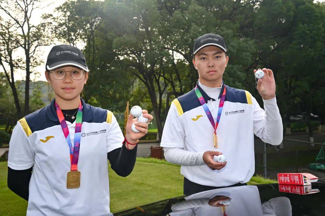 风靡港台 征服海外 好电影用票房说话风靡全球暗黑童话升级归来风靡全球的动作冒险动画大电影《愤怒的小鸟2》近日曝光一组全新角色海报，胖红、炸弹黑、飞镖黄、小小鸟以及捣蛋猪等超人气角色悉数亮相，神态各异，萌趣十足